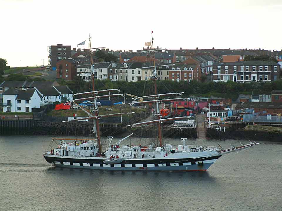The 195ft square rigger, Prince William sailing passed the North Shields quay. 13 Sept 2004